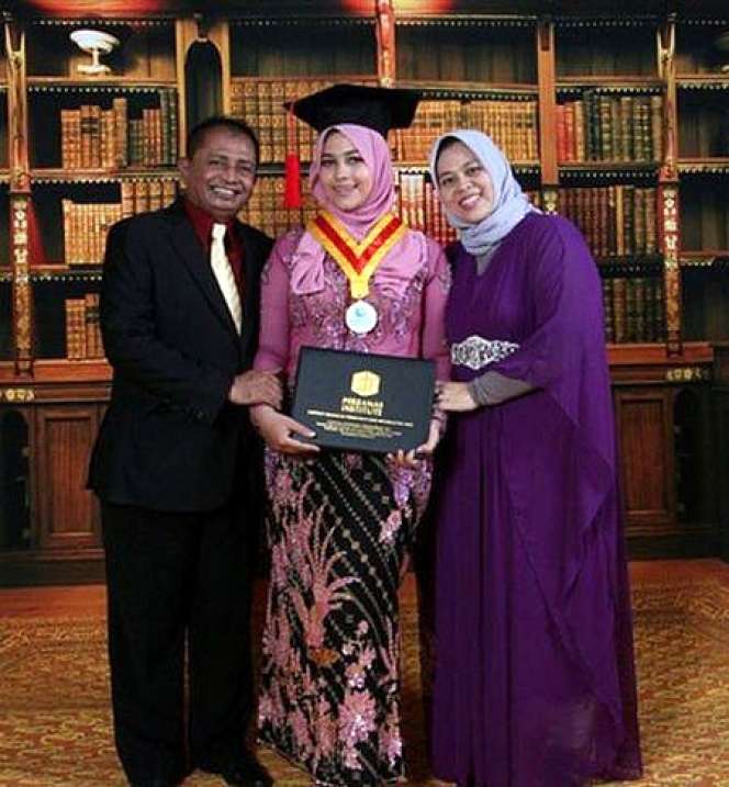 Potret Mona Rizqia Putri Pelawak Kadir, Cantiknya Kebangetan!