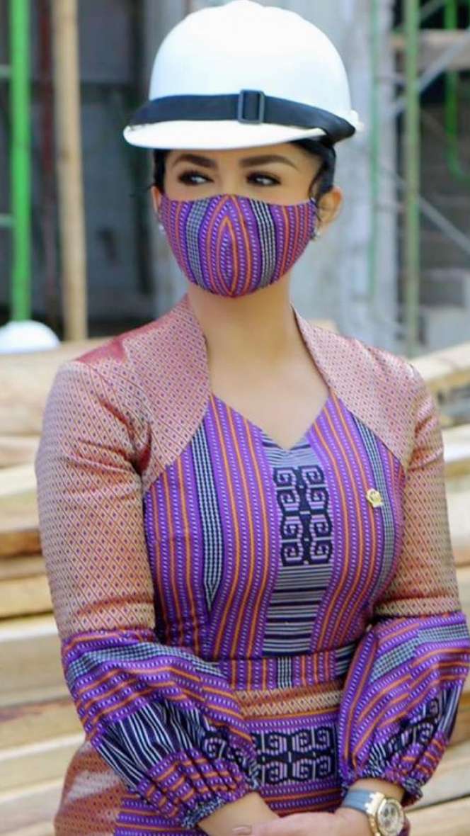 Wow! Intip Potret Gaya Modis Krisdayanti Pakai Helm Proyek