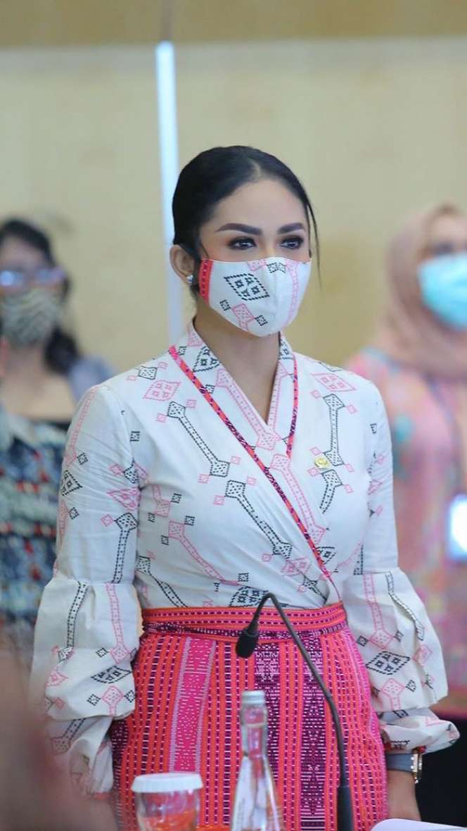 Wow! Intip Potret Gaya Modis Krisdayanti Pakai Helm Proyek