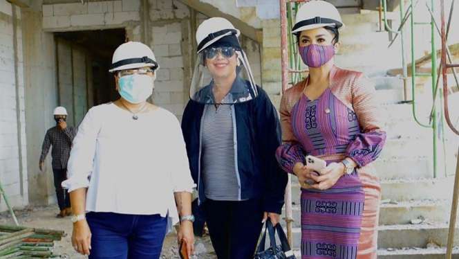 Wow! Intip Potret Gaya Modis Krisdayanti Pakai Helm Proyek