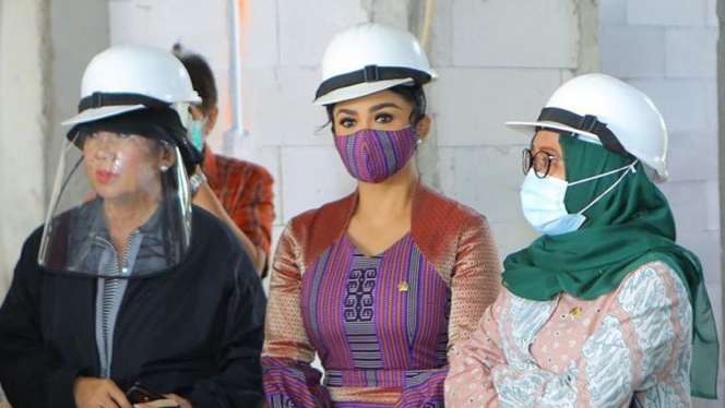 Wow! Intip Potret Gaya Modis Krisdayanti Pakai Helm Proyek