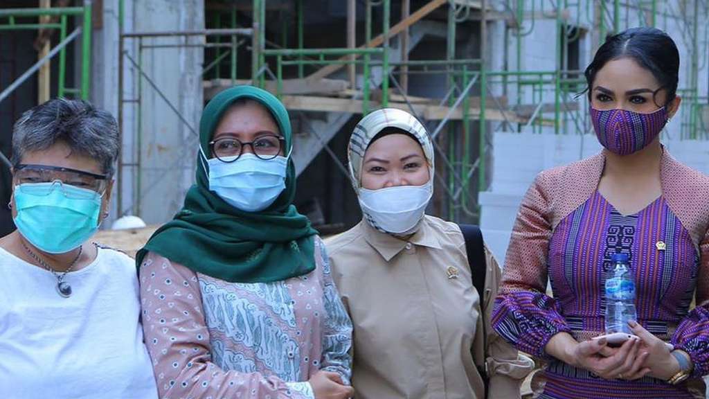 Wow! Intip Potret Gaya Modis Krisdayanti Pakai Helm Proyek