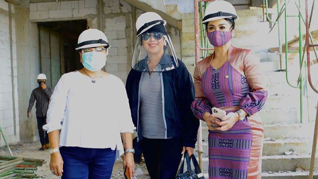 Wow! Intip Potret Gaya Modis Krisdayanti Pakai Helm Proyek