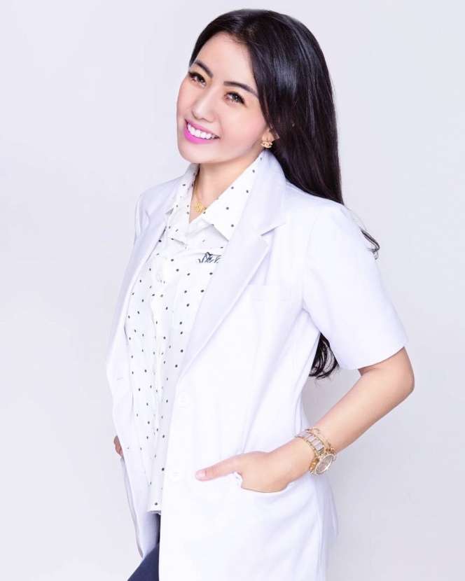 Keren! 6 Gaya Modis Drg Nina Agustin Praktik Pakai APD Stylish