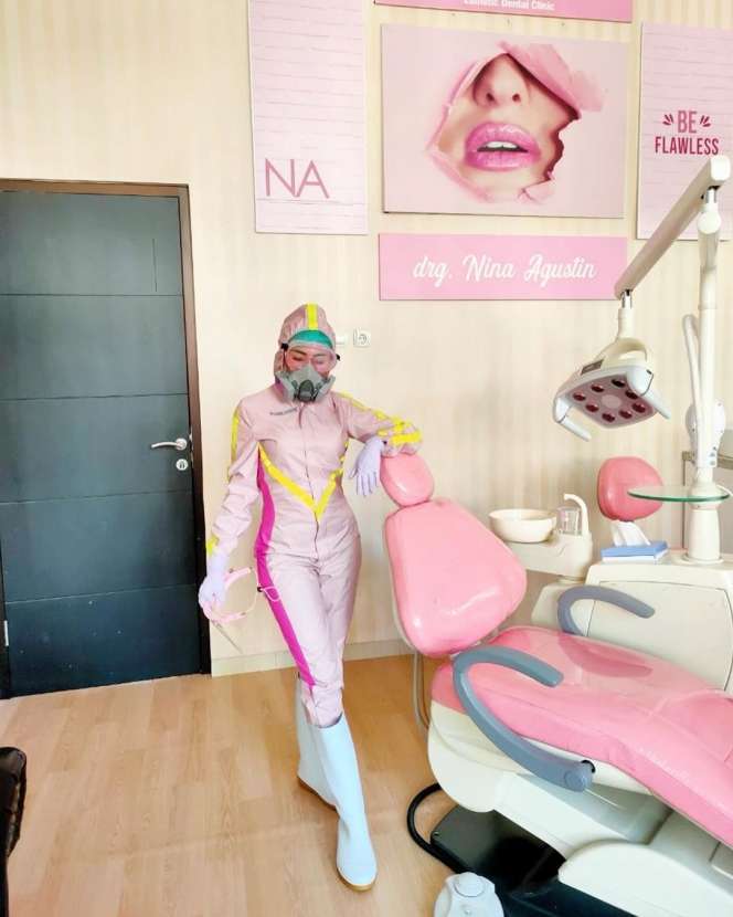 Keren! 6 Gaya Modis Drg Nina Agustin Praktik Pakai APD Stylish