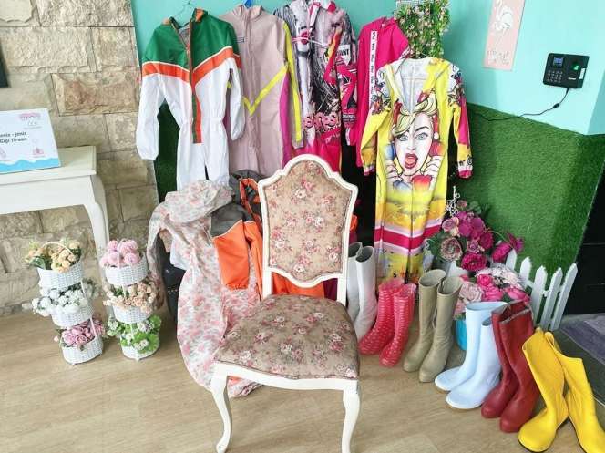 Keren! 6 Gaya Modis Drg Nina Agustin Praktik Pakai APD Stylish