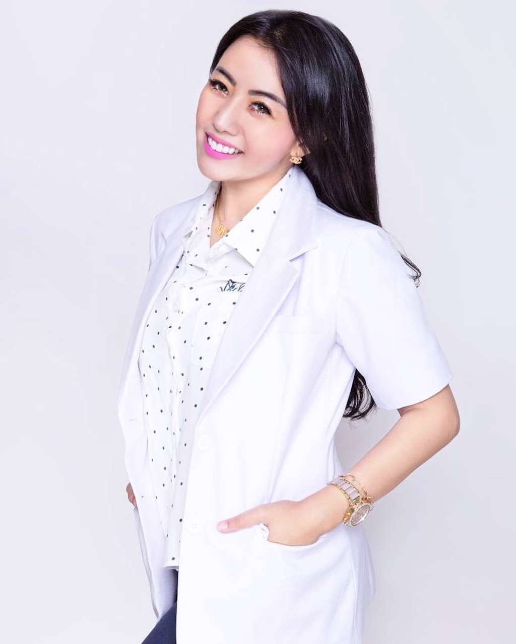 Keren! 6 Gaya Modis Drg Nina Agustin Praktik Pakai APD Stylish