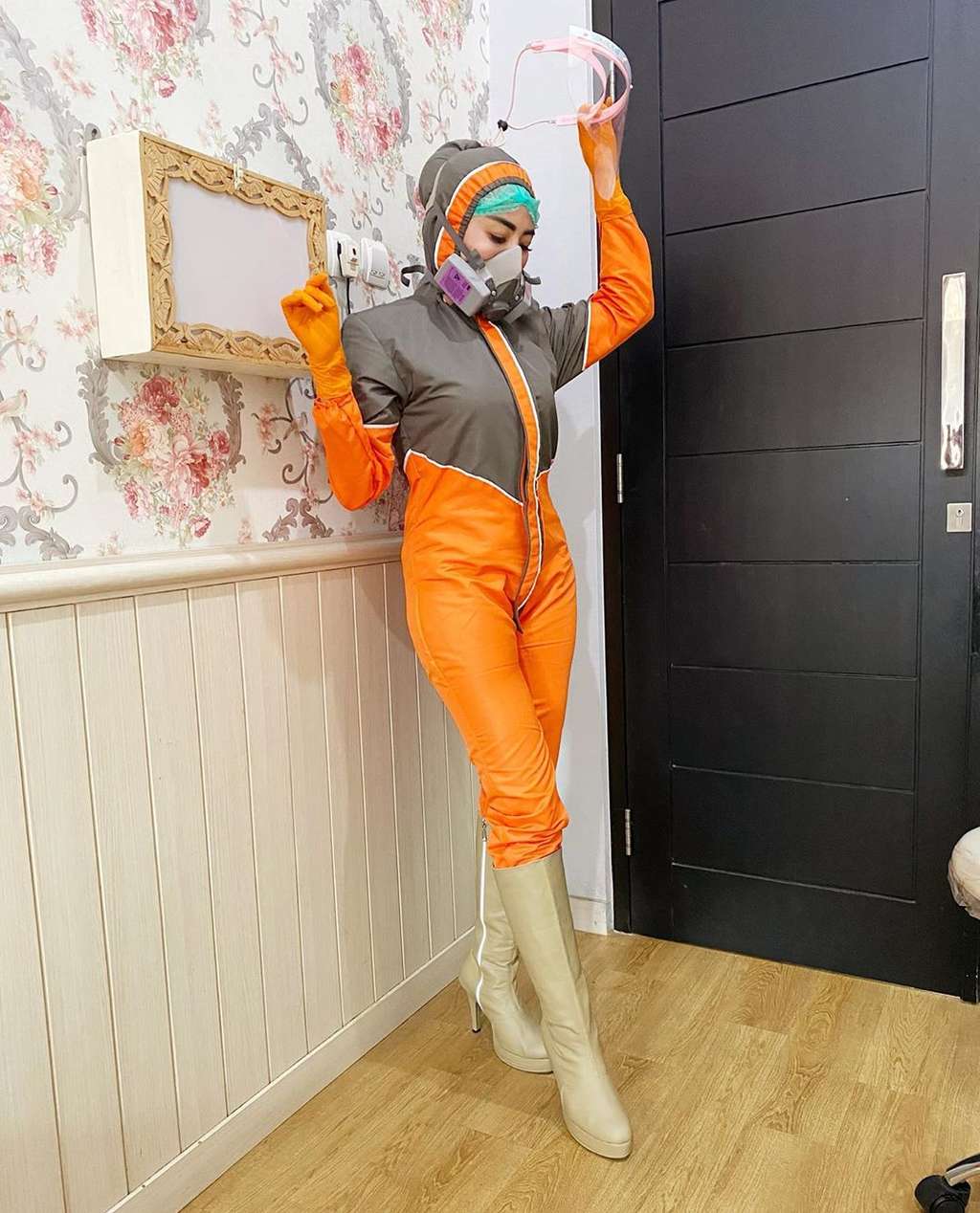 Keren! 6 Gaya Modis Drg Nina Agustin Praktik Pakai APD Stylish