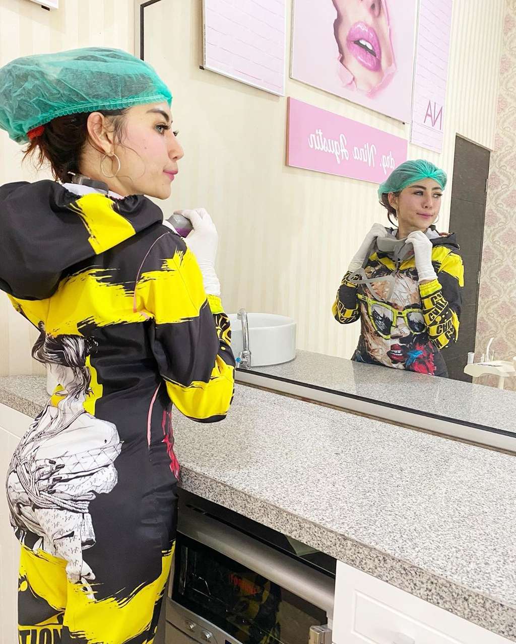 Keren! 6 Gaya Modis Drg Nina Agustin Praktik Pakai APD Stylish