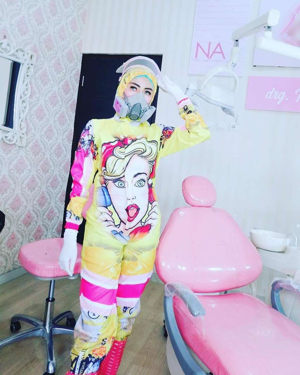 Keren! 6 Gaya Modis Drg Nina Agustin Praktik Pakai APD Stylish