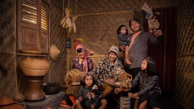 Akur Banget! Gaya Pemotretan Erix Soekamti Bareng 2 Istrinya