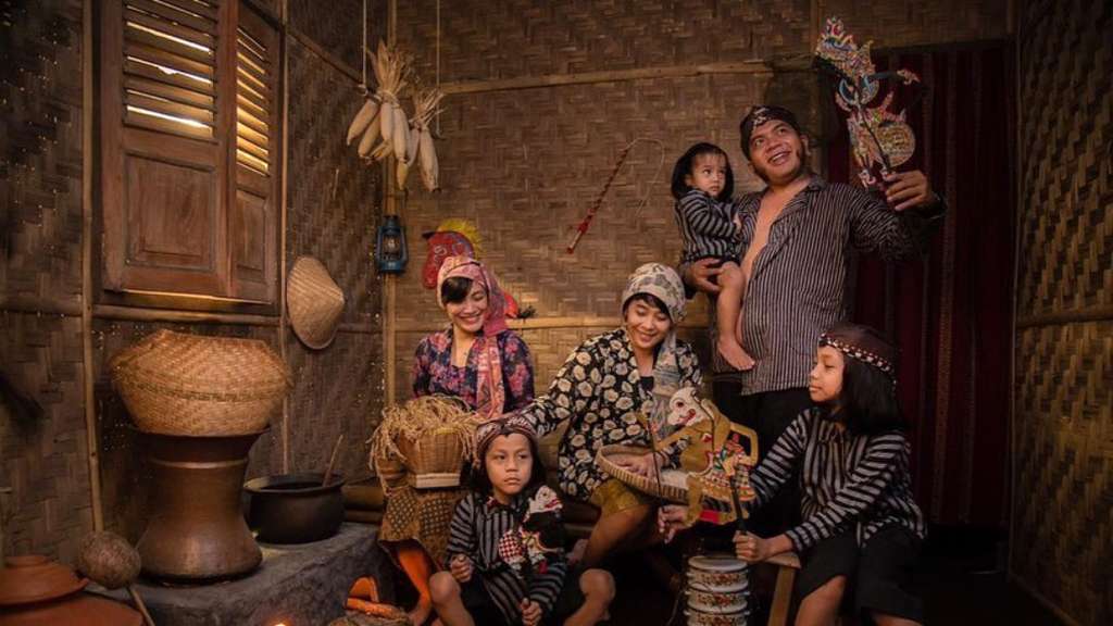 Akur Banget! Gaya Pemotretan Erix Soekamti Bareng 2 Istrinya