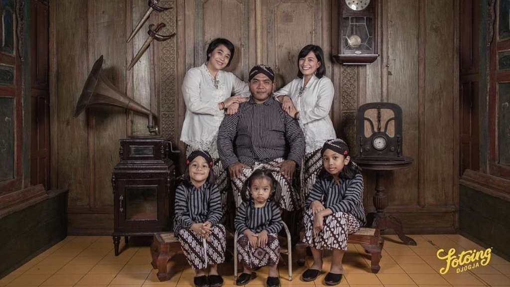 Akur Banget! Gaya Pemotretan Erix Soekamti Bareng 2 Istrinya