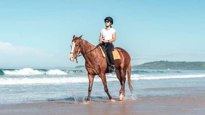 Potret Dian Sastro Bareng Anak Berkuda di Pantai
