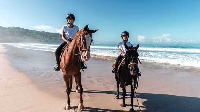 Potret Dian Sastro Bareng Anak Berkuda di Pantai