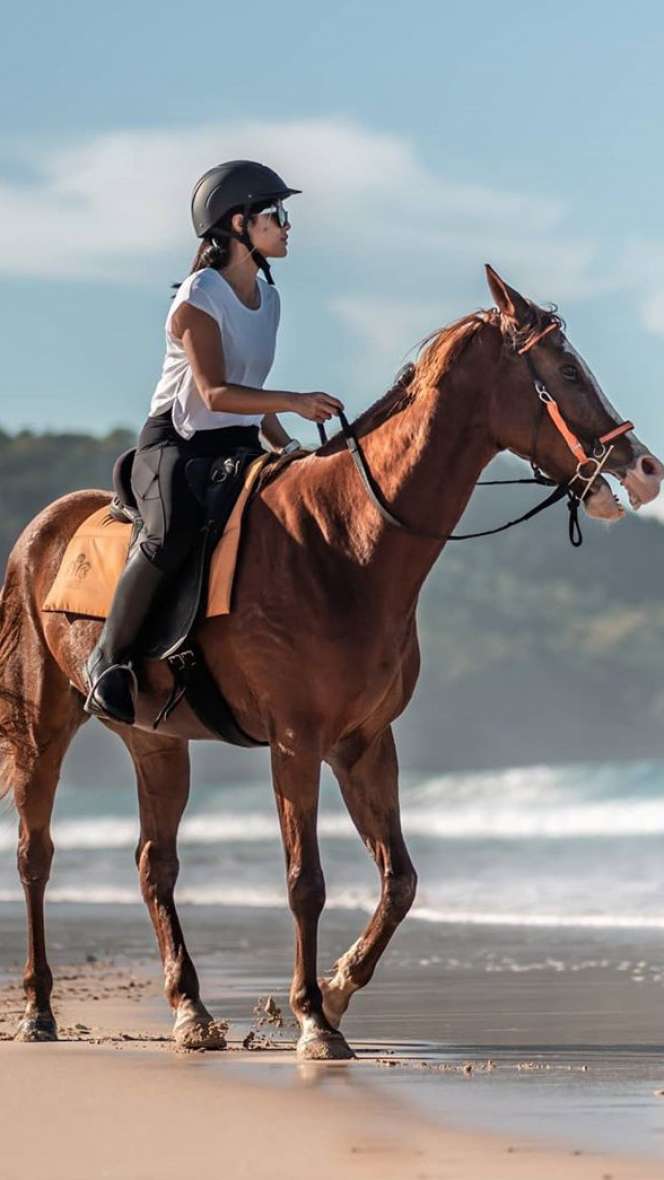Potret Dian Sastro Bareng Anak Berkuda di Pantai