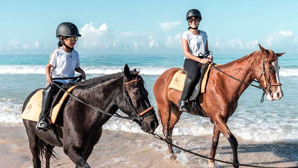 Potret Dian Sastro Bareng Anak Berkuda di Pantai