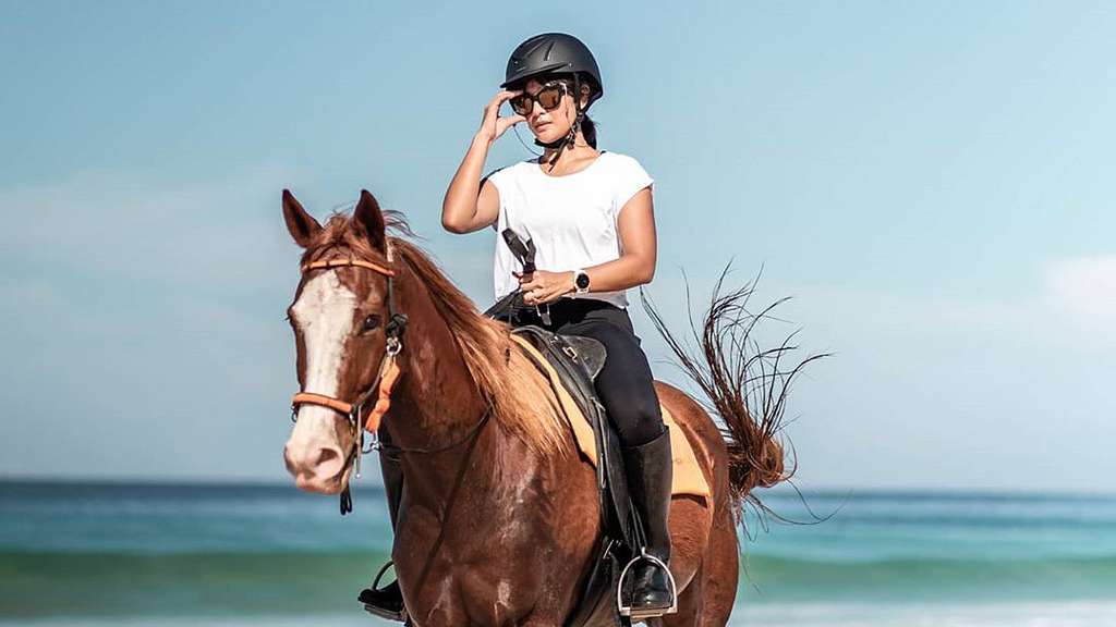 Potret Dian Sastro Bareng Anak Berkuda di Pantai