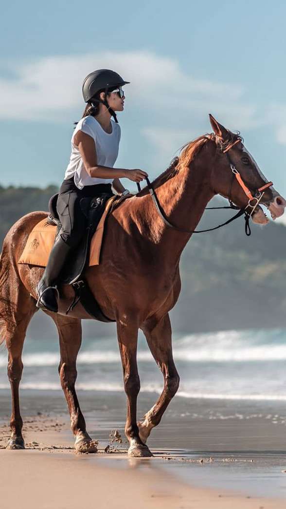 Potret Dian Sastro Bareng Anak Berkuda di Pantai