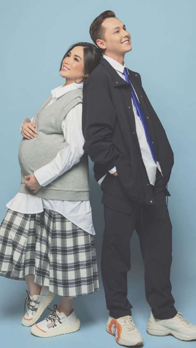 Bak Pasangan Drakor, Intip Gaya Foto Maternity Ussy-Andhika