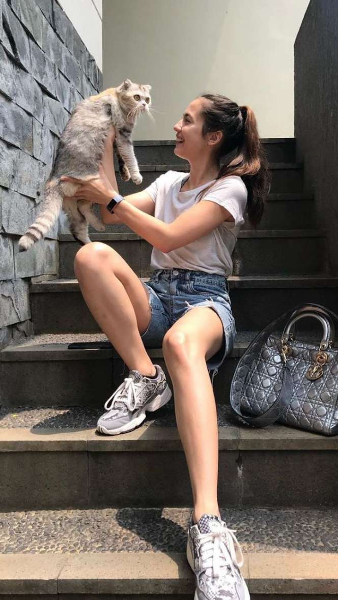 Contek 5 Gaya Menawan ala Pevita Pearce, Memukau Banget!