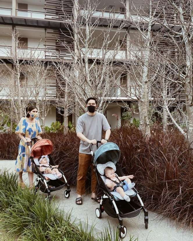 Gemas Abis! Begini Momen Syahnaz Ajak Anak Kembar Jalan-jalan
