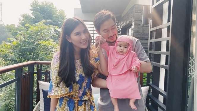 Gemas Abis! Begini Momen Syahnaz Ajak Anak Kembar Jalan-jalan