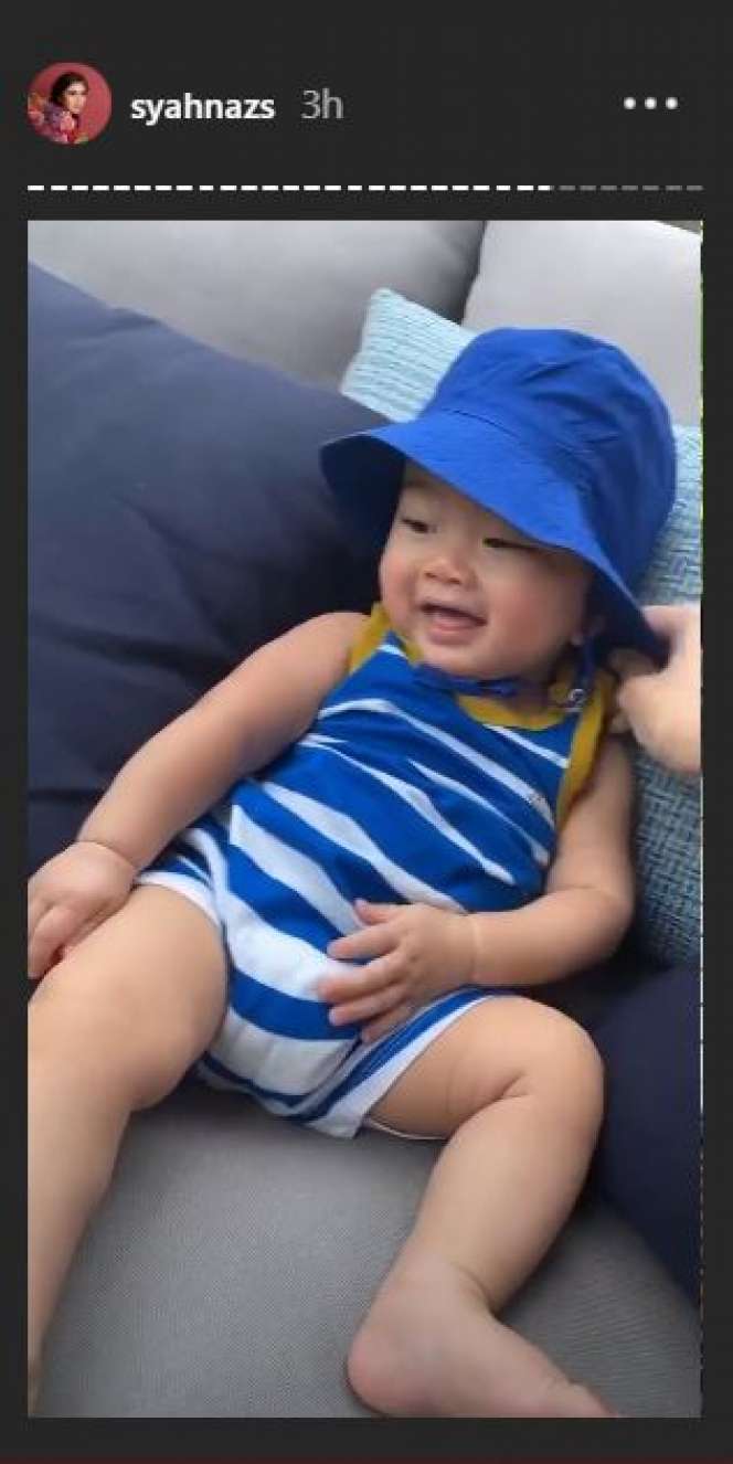 Gemas Abis! Begini Momen Syahnaz Ajak Anak Kembar Jalan-jalan