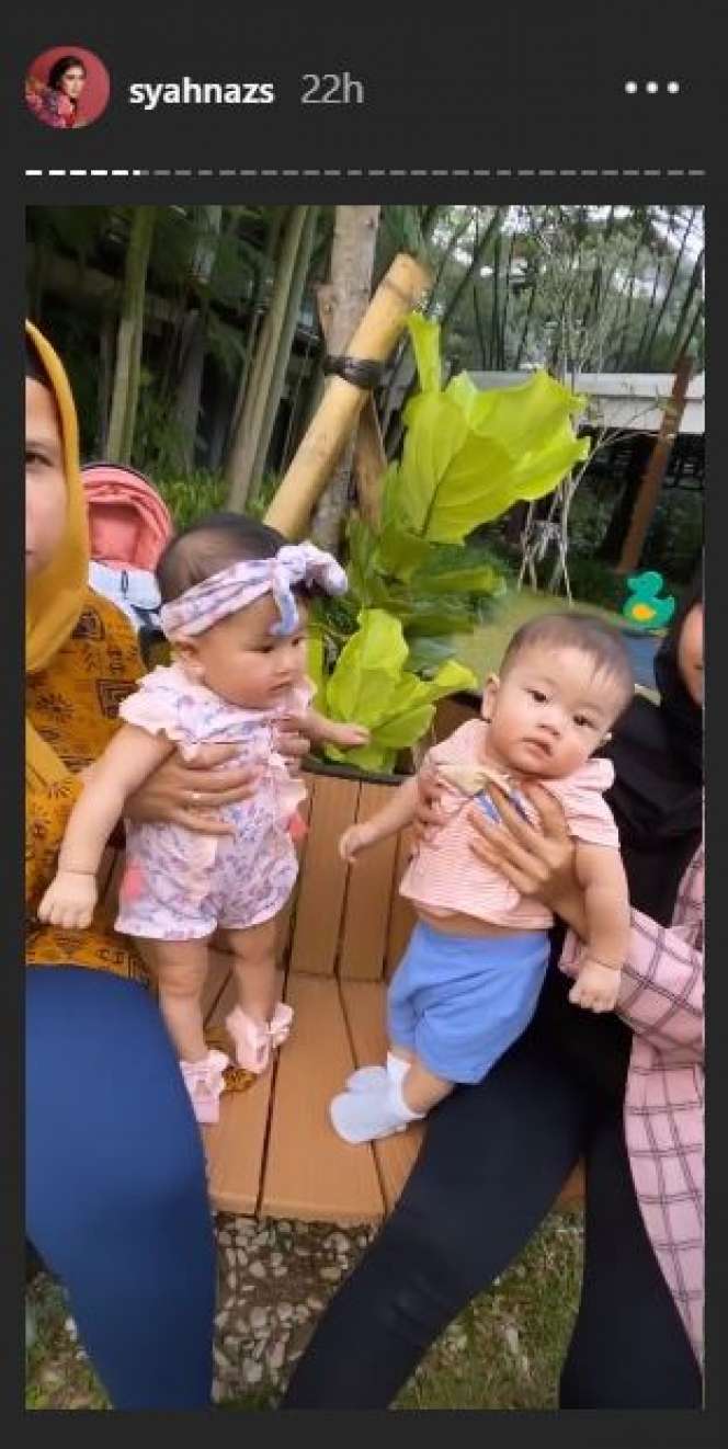 Gemas Abis! Begini Momen Syahnaz Ajak Anak Kembar Jalan-jalan