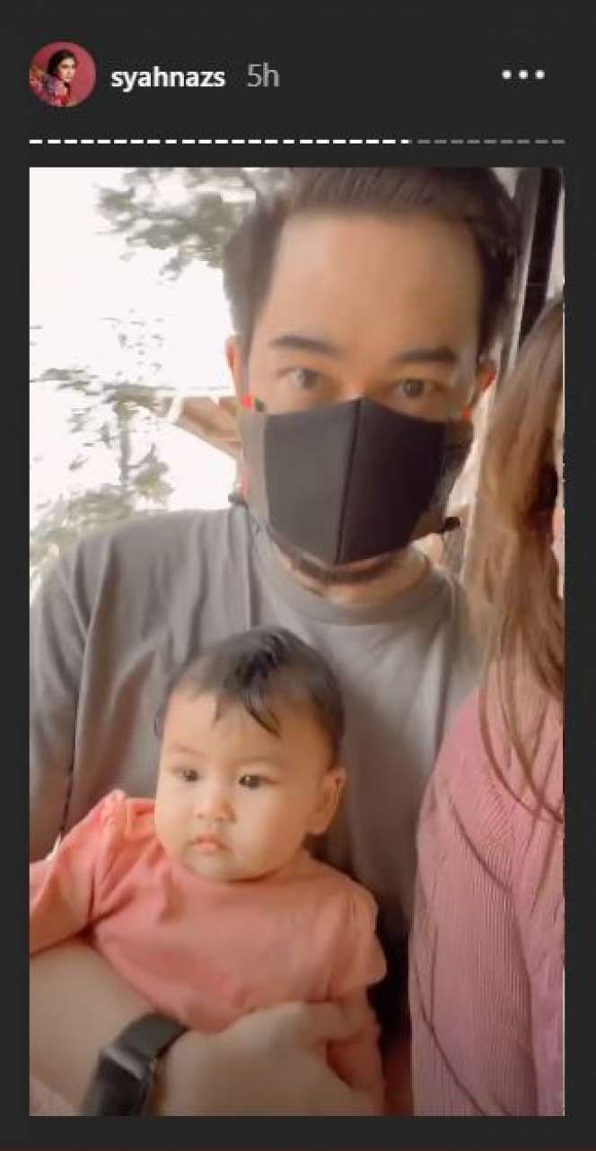 Gemas Abis! Begini Momen Syahnaz Ajak Anak Kembar Jalan-jalan