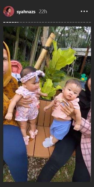 Gemas Abis! Begini Momen Syahnaz Ajak Anak Kembar Jalan-jalan