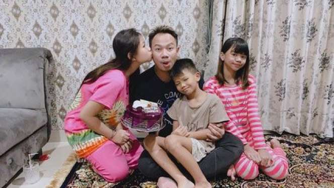 Single Father, 5 Seleb Cowok Ini Tetap Bahagia Bersama Anak