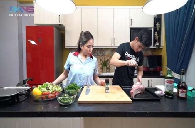 Potret Nagita Slavina Masak Steak Sultan, Harganya Rp150 Juta!