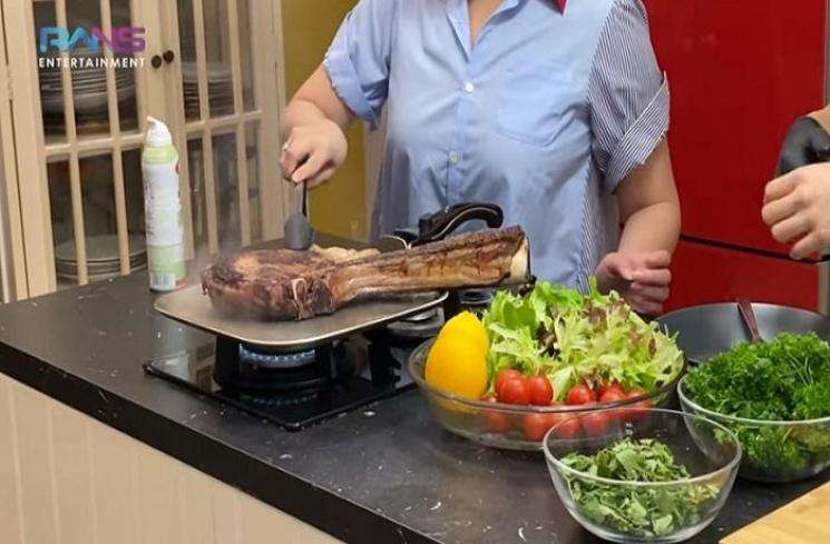 Potret Nagita Slavina Masak Steak Sultan, Harganya Rp150 Juta!