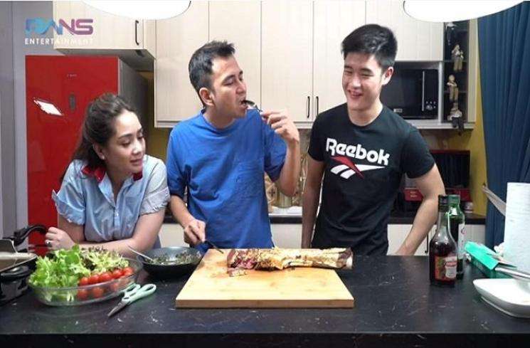 Potret Nagita Slavina Masak Steak Sultan, Harganya Rp150 Juta!