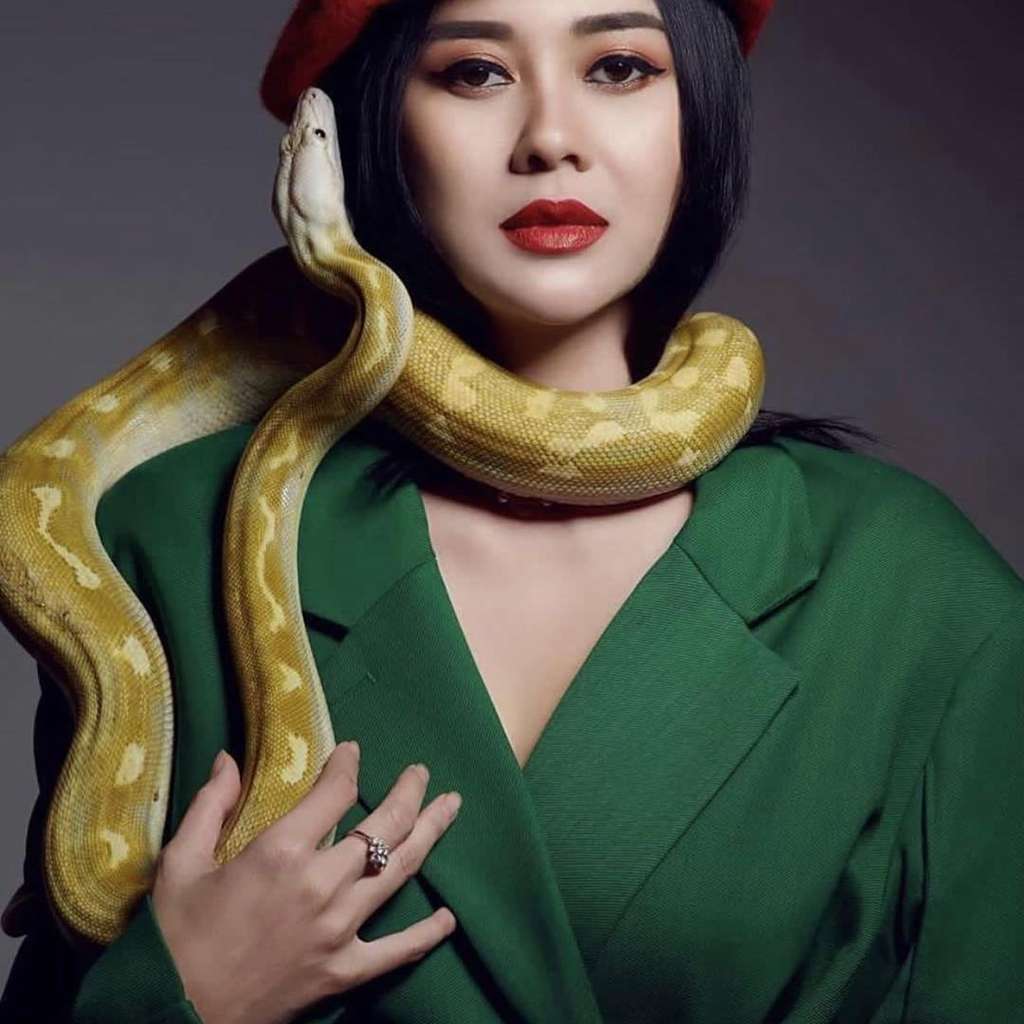 Hii...Intip Potret Aura Kasih Berkalung Ular, Jadi Sorotan!