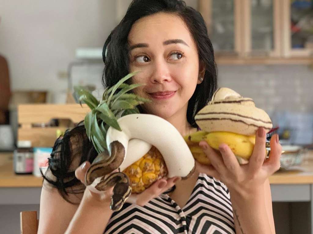 Hii...Intip Potret Aura Kasih Berkalung Ular, Jadi Sorotan!