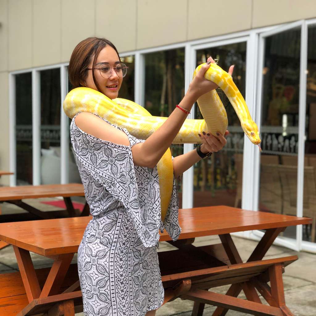 Hii...Intip Potret Aura Kasih Berkalung Ular, Jadi Sorotan!