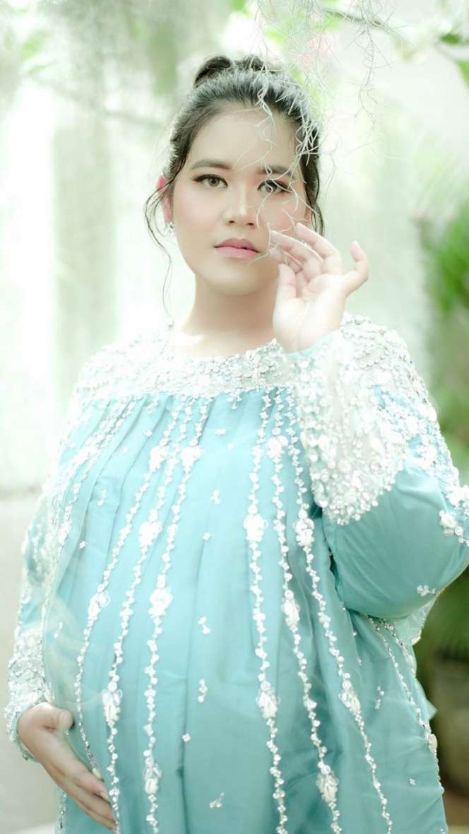 5 Potret Maternity Kehamilan Kedua Kahiyang Ayu, Cantik!