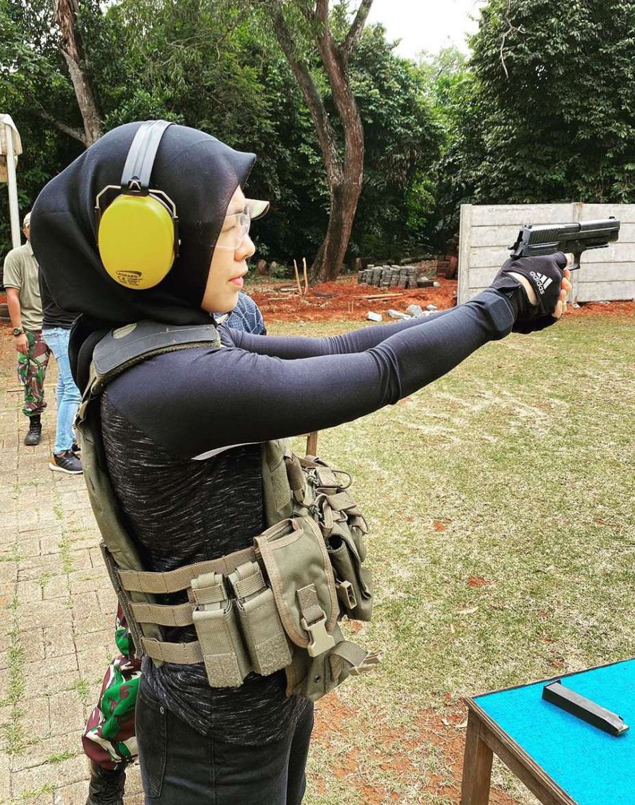Intip Gaya 5 Seleb Cantik saat Latihan Menembak, Gahar Banget!