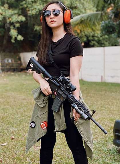 Intip Gaya 5 Seleb Cantik saat Latihan Menembak, Gahar Banget!