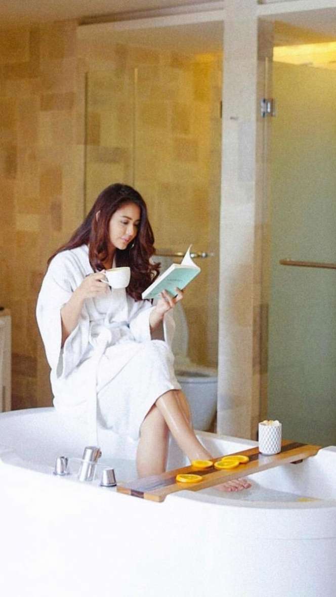 Mengintip Deretan Pose Manja 5 Seleb Cantik dalam Bathtub