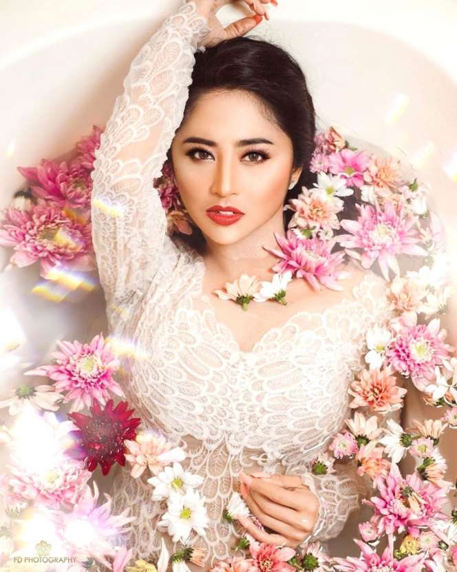 Mengintip Deretan Pose Manja 5 Seleb Cantik dalam Bathtub