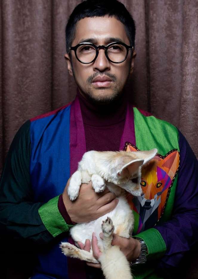 Keren Abis! Gaya Pemotretan Irfan Hakim & Hewan Kesayangannya