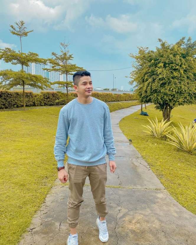 Tegar Banget! Potret 6 Seleb yang Datang ke Nikahan Mantan