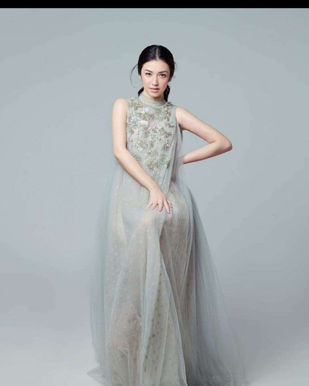 Tegar Banget! Potret 6 Seleb yang Datang ke Nikahan Mantan