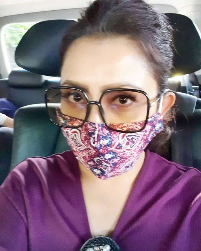 Gaya Mayangsari Pakai Masker & Kacamata Mewah, Kece Maksimal!
