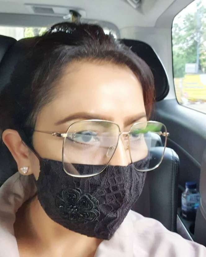 Gaya Mayangsari Pakai Masker & Kacamata Mewah, Kece Maksimal!
