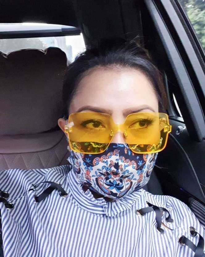 Gaya Mayangsari Pakai Masker & Kacamata Mewah, Kece Maksimal!