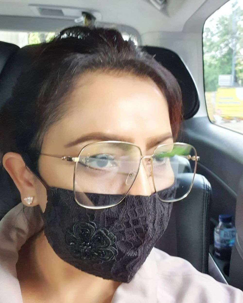 Gaya Mayangsari Pakai Masker & Kacamata Mewah, Kece Maksimal!